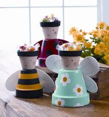 Blumentopfe Schon Bemalen Und Schmetterlinge Basteln Basteln Mit Tontopfen Fruhling Kinder Basteln Blumentopf Blumentopfe Streichen