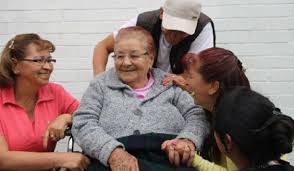 Esta clase de familia se da cuando los abuelos cuidan a sus nietos, debido a que los padres los han abandonado, han muerto o tienen problemas de adicciones o legales. Celebremos El Dia Del Adulto Mayor Y Pensionado Conferencia Episcopal De Colombia
