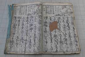 和本に挿み込まれた いちょう の葉っぱ 株式会社conservation For Identity