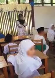 Kenalkan namaku andi, usia 25 tahun. Ibu Biadap Paksa Guru Merangkak Video Buzzkini