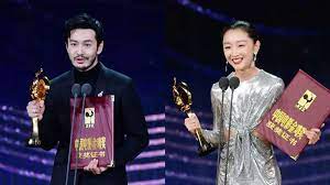 综合讯 第33届中国电影金鸡奖28日晚在福建厦门揭晓 陈可辛执导的 夺冠 斩获最佳故事片奖 最佳编剧奖 最佳摄影奖3个奖项 成为当晚最大赢家 周冬雨凭 少年的你 获最佳女主角奖 黄晓明凭 烈火英雄 获最佳男主角奖 这也是他第2次封金鸡影帝 黄晓明在颁奖典礼