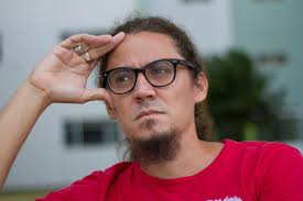 Roberto Menezes lança "Palavras que Devoram Lágrimas", seu novo romance;  saiba mais