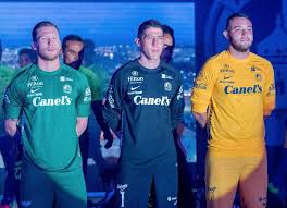El uniforme de visita sigue siendo azul marino y dorado en honor al antiguo san luis, esta vez con mayor presencia del primer color. Club Atletico De Madrid La Presentacion Del Atletico De San Luis En Imagenes