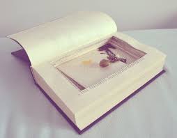 Ein kleines schiff zum geldgeschenke basteln.da ich in den nächsten wochen auf einige hochzeiten eingeladen, bei denen um geldgeschenke. Diy Buch Mit Geheimfach Basteln Einfach Selbermachen