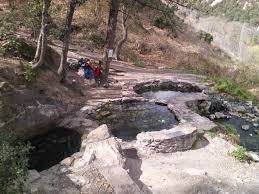 Le village de thuès est petit, il n'est connu que pour les gorges de la carança et il y a un centre de réadaptation fonctionnelle, un peu plus bas dans la vallée, sur l'emplacement d'une source d'eau chaude. En Hiver Testez Le Canyon En Eau Chaude Casa Ilicia Chambres D Hotes A Eus