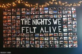 Aesthetic This central wall panel in grey offers a modern texture, without obscuring the space's two mirrors.