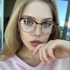 Caroline Bernal (@Carolin61789588)