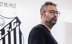 Alexandre Mattos volta ao mercado para contratar um volante no Santos