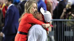 The kansas city chiefs quarterback and fiancée brittany matthews made the announcement on social media with an image of them holding up an ultrasound. Rekyuzy6pnxttm