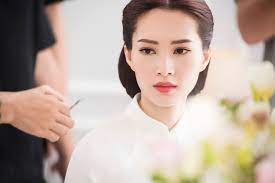 Trong tấm ảnh, hoa hậu việt nam 2012 vừa bế bồng con gái vừa tựa đầu bên doanh nhân trung tín. Them Hinh áº£nh Ä'áº¹p NhÆ° Tranh Váº½ Cá»§a Hoa Háº­u Ä'áº·ng Thu Tháº£o Trong Ä'am Há»i Bi Máº­t