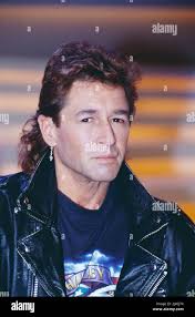 Peter Maffay, deutscher Sänger, Gitarrist und Musikproduzent, im Bild:  Peter Maffay mit Lokua Kanza, Sänger und Musiker aus dem Kongo, hier beim  SWF Konzert: Stars' 98 in Böblingen, Deutschland, 1998. Peter Maffay,