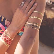 Très féminin et élégant, c'est un tatouage monochrome. 27 Manieres Sublimes De Porter Un Tatouage Ephemere Dore