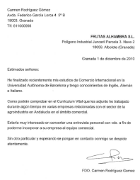 La carta de presentación es el documento que acompaña al currículum y en el que, como aspirante a un puesto de trabajo debes destacar aquello que hace de ti con respecto al estilo, es siempre mejor utilizar un estilo o registro formal. Guia Portafolio Profesional Como Hacer Una Carta De Presentacion