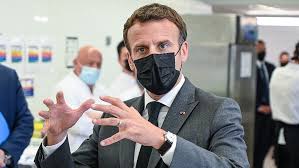 Il avait voulu faire pleurer la france entière sur le jeune braqueur, discutant avec lui, avec sa mère, se laissant complaisamment photographier, donnant des leçons aux lépreux, invitant le braqueur à venir sur le continent… A29wnvdtswjl4m