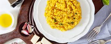 Aggiungi l'acqua, il sale e il riso, quindi mescola gli ingredienti. Riso Oro Classico Riso Scotti Spa