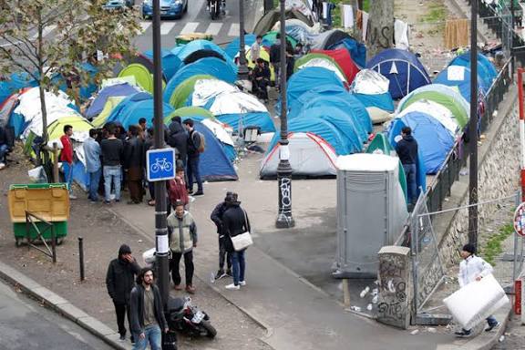 Οι μετανάστες μετέφεραν τη "ζούγκλα" από το Καλαί στο Παρίσι | Διεθνή Ειδήσεις