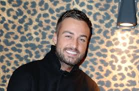 Donny en dave roelvink schokken nederland met foto's van hun afgeslepen tanden. Dave Roelvink Spijt Van Hagelwit Gebit Hij Laat Zijn Tanden Geler Maken