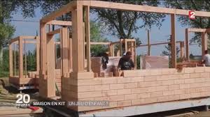 Des outils spécifiques pour manier le bois sont nécessaires, comme une ponceuse, une scie. Maison En Kit Un Jeu D Enfant Youtube