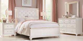 Sofia Vergara Vegas White 5 Pc Queen Panel Bedroom Rooms To Go In 2020 King Size Bedroom Furniture Sets Bedroom Panel Bedroom Furniture Sets