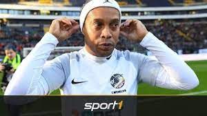 ʁonawˈdʒĩɲu gaˈuʃu) or simply ronaldinho. Ronaldinho Bangt Um Seine Mutter Sport1 Der Tag Youtube