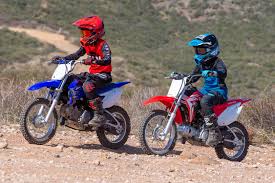 Le livre numérique (en anglais : 2020 Honda Crf110f Vs 2020 Yamaha Tt R110e Comparison Review