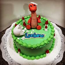 ¡un pastel de dinosaurio es una gran forma de celebrar un cumpleaños o una ocasión especial para el fanático de los dinosaurios en tu vida! Torta Dinosaurio
