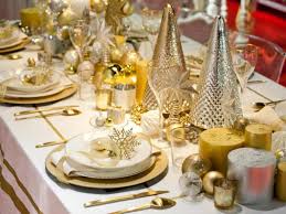 En guise de marque place des petites boules transparentes avec un sujets de noël. Decoration Table De Noel Idees Diy Et Conseils Pour Un Decor Reussi