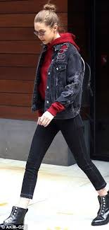 Red Hoodie In 2020 Jeans And Hoodie Black Denim Jacket Black Denim Jacket Outfit