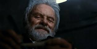 Anthony hopkins dizide, katil diye yakalanıp idama mahkûm edilen bruno hauptmann rolündedir. Sir Anthony Hopkins