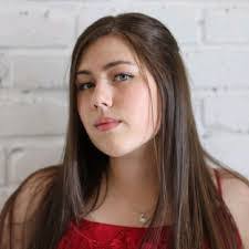 Darcie Bell's Instagram, Twitter & Facebook