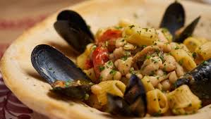 La ricetta pasta e fagioli viene declinata in mille ed un modo in tutt'italia e la versione con le cozze è davvero un buon modo per rendere questa ricetta ogni famiglia ha la sua ricetta di pasta fagioli e cozze, noi vi proponiamo la versione che ci è stata data da una nostra amica napoletana che ci ha. Pasta Fagioli E Cozze La Ricetta E Perfetta Con I Tubettoni