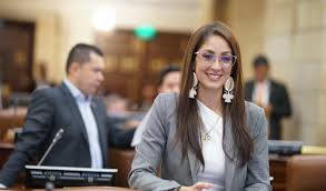 Jennifer arias, una esbelta rubia congresista del departamento del meta, quien no solo contó con el respaldo de las mayorías de su partido el centro democrático, sino con el guiño del propio presidente iván duque, será la nueva presidente de la cámara de representantes, a partir de este martes 20 de julio. Jnqhs2xopvvhum