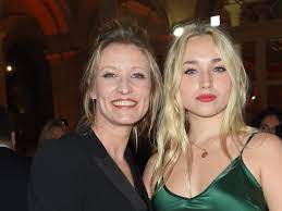 Avec le temps, le couple a cependant fini par se séparer. Alexandra Lamy Le Divorce Avec Jean Dujardin A Ete Complique Pour Sa Fille Chloe Jouannet Femme Actuelle Le Mag