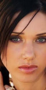 Är Sara Albert verkligen en sån topp 4 tjej? Låt oss diskutera på  köpcentret : r/ANTM