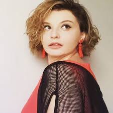 Diriliş izleyiciye tıpkı ilk filmdeki gibi romantik ve eğlenceli bir hikaye vaat ediyor, serinin ikinci filminde de kahkaha hiç eksik olmuyor. Sadakatsiz Dizisi Gozde Seda Altuner Iliskisi Var Mi Biyografi Sitesi