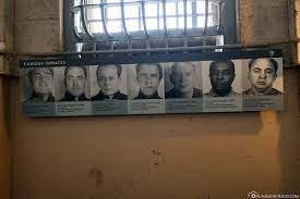 In der serie „alcatraz geht es um eine gruppe von vor 30 jahren auf unerklärliche weise verschollener sträflinge und wärter von alcatraz, die unvermittelt in unserer gegenwart wieder. Alcatraz Ein Besuch Der Gefangnisinsel In San Francisco Usa
