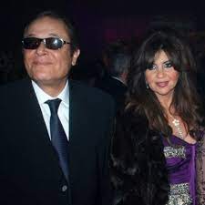 وظهرت ياسمين عبدالعزيز في الفيديو التي نشرته عبر حسابها الرسمي بموقع الصور والفيديوهات إنستجرام، وهي تقبل وتحتضن زوجها أحمد العوضي، لتحظى بإقبال كبير من قبل جمهوره ومتابعيها خلال دقائق من نشرها. Ø¨ÙˆØ³ÙŠ Ø´Ù„Ø¨ÙŠ Ø²ÙˆØ¬Ø© Ù…Ø­Ù…ÙˆØ¯ Ø¹Ø¨Ø¯Ø§Ù„Ø¹Ø²ÙŠØ² ØªÙ†Ù‡Ø§Ø± Ø¨Ø§ÙƒÙŠØ© ÙÙŠ Ø¬Ù†Ø§Ø²ØªÙ‡ Ù†Ø¨Ø°Ø© Ø§Ù„Ø¥Ù„ÙƒØªØ±ÙˆÙ†ÙŠØ©