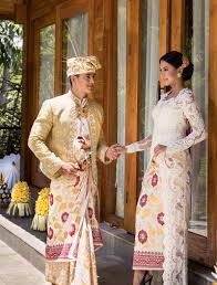 Jun 23, 2021 · gambar simpel buat baju pengantin pria. Pancaran Agung Busana Pengantin Bali Weddingku Com