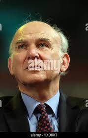 Il segretario d'affari vince Cable (a sinistra) con Garry Dalton, capo  della fabbrica di ala Airbus A380, durante la sua visita allo stabilimento  di assemblaggio di ala Airbus A380, a Broughton Foto