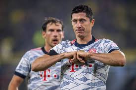W grze o to trofeum są zawodnicy borussii dortmund i bayernu monachium. M4bigvwgb Ppfm