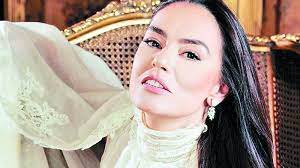 بمجرد بدء عرض مسرحية كوكو شانيل على منصة شاهد تزامنًا مع عيد الأضحى المبارك، والتي تعود من خلالها النجمة شريهان للساحة الفنية بعد غياب طويل، بات اسم أيقونة الموضة الفرنسية الشهيرة كوكو شانيل محل اهتمام قطاع كبير من. Oug50ej6qfvrvm