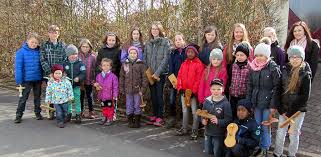 Am nachmittag brachten die menschen ihre osterkörbe zur speisensegnung. Boos Eifel Klappern Der Kinder An Karfreitag Und Karsamstag