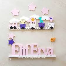 Bebek odası dekorasyonunda işe badana ya da duvar kağıdı döşemesi ile başlayıp, bebek karyolası ya da beşik, çekmece ve giysi dolabı, alt hilal tasarım mobilya'ya ait bu zarif bebek odasında muhteşem bir duvar süsü var: Kiz Bebek Kapi Susu Modelleri Cocuk Odasi Susleme Bebek Odasi Sus Bebek