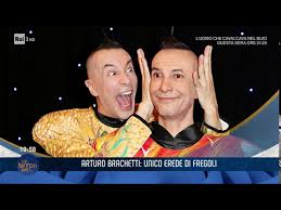 Per la prima volta in veneto, sabato 18 e domenica 19 aprile, arriva il genio trasformista di arturo brachetti, in scena all'arena spettacoli padova fiere. Arturo Brachetti Il Piu Grande Trasformista Al Mondo Si Racconta C E Tempo Per 20 08 2020 Youtube