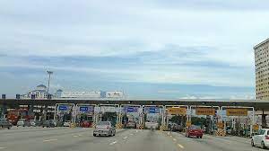 Siswa smp dipukul pemilik mobil berstiker tni di tol. Plaza Tol Sungai Besi Mapio Net