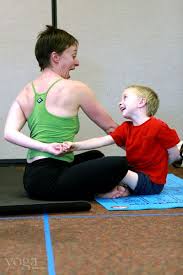 Familyyoga 400 Jpg 400 600 Pixels Yoga Voor Kinderen Kinderyoga Lichaamsbeweging