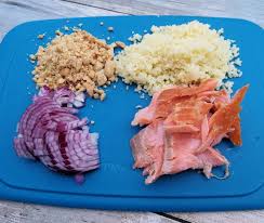 Huomasin että tällä viikolla ei ole tullut syötyä kalaa, joten tänään sitä piti saada. King Meal Siinapa Nokkoset Raaka Aineista Joista Syntyy Salaattipuolen Uusi Tayte Couscous Lohisalaatti Tulehan Testaamaan Couscous Lohi Salaatti Salaattibaari Kingmeal Kingimaisenhyvaa Ylivieska Facebook