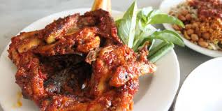Setelah minyak panas, masukan 3 sdm bumbu cabai merah, 4 butir kemiri sangrai halus, 1 sdt terasi. Rahasia Enaknya Resep Ayam Taliwang Khas Lombok
