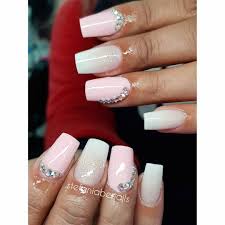 Un cuerno esculpido en blanco decora una de las uñas. Service De Unas Esculpidas En Acrilico Deco Con Swaroskys Turnos Y Consultas Por Md O Por Wp 1554577945 Aceptamos Unas Esculpidas Unas De Maquillaje Unas