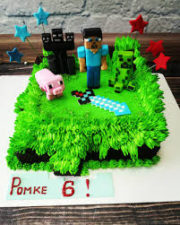 Он выглядит как большой блок в виде торта, с слоями теста и белым кремом сверху. Tort Majnkraft Art 00353 Torty Na Zakaz V Novosibirske Elcremo